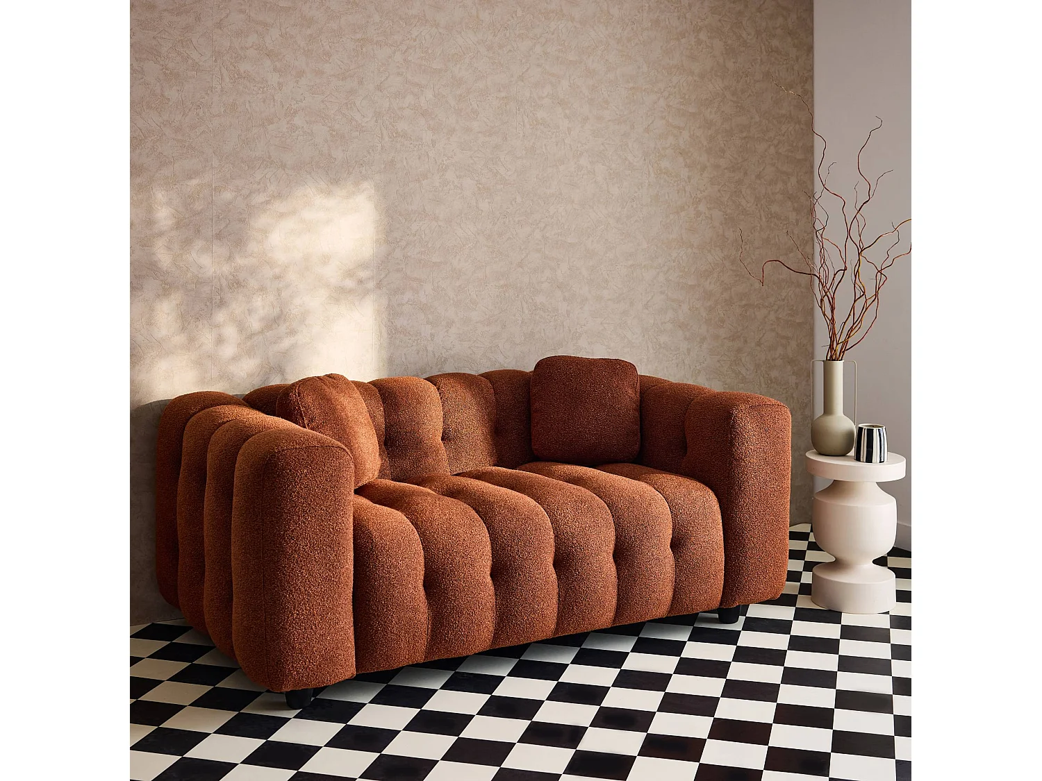 Divano a 2 posti, rivestito in tessuto bouclé testurizzato, terracotta