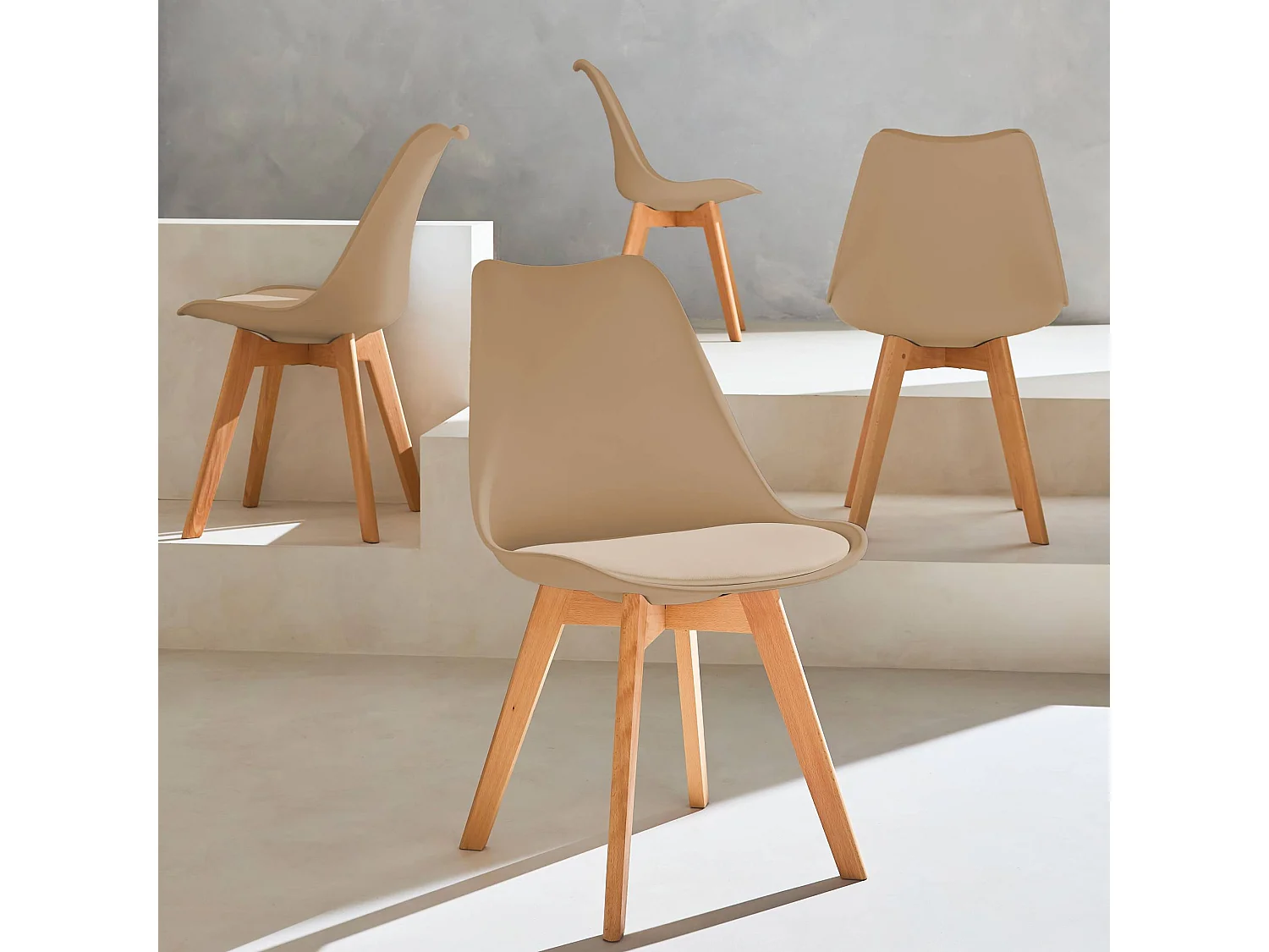 Lot de 4 chaises scandinaves. pieds bois de hêtre. chaise 1 place. cappucinno