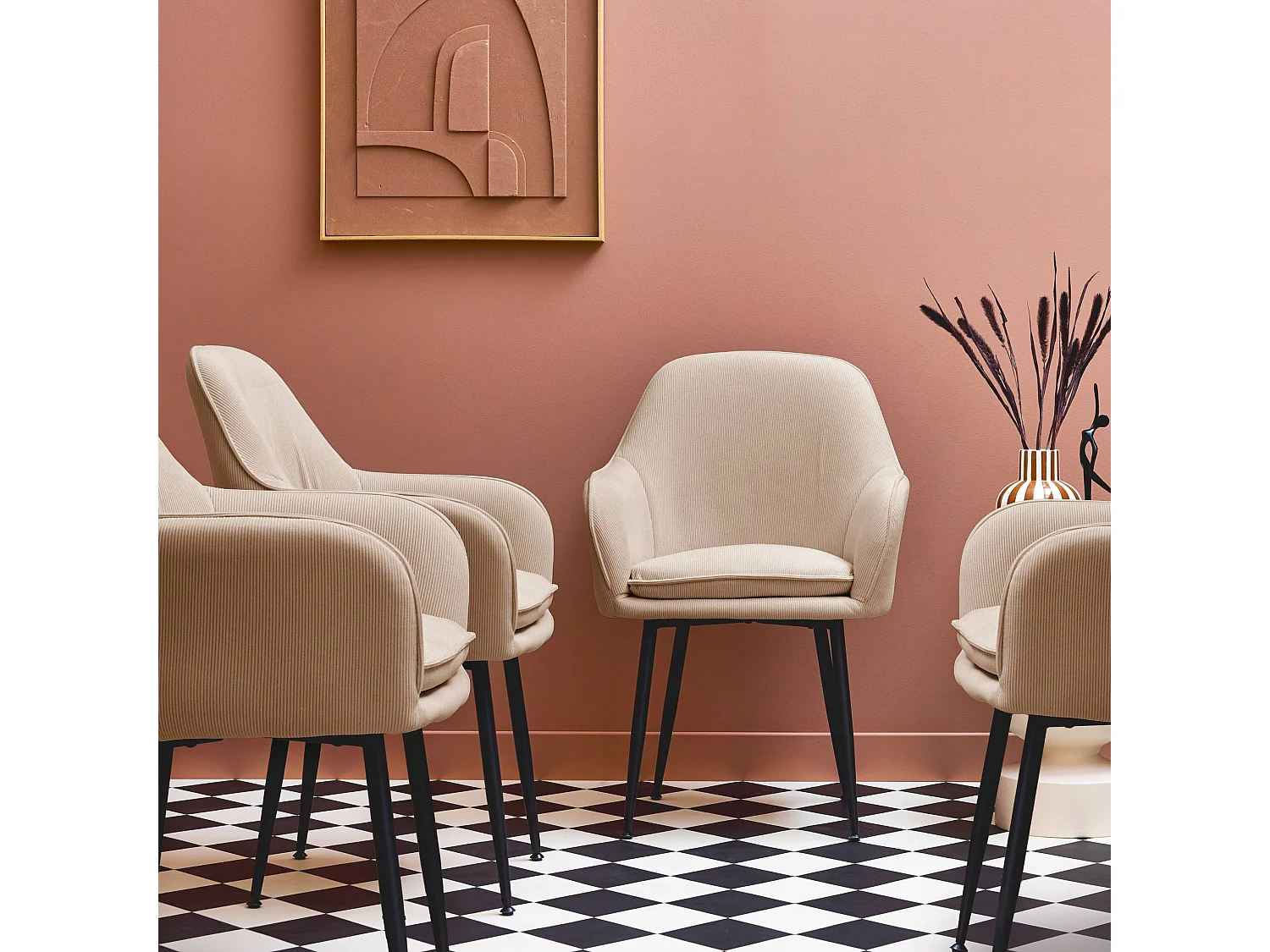 Lot de 4 fauteuils en velours côtelé beige et pieds en métal noir mat. L 57 x P 59 x H 84.5cm