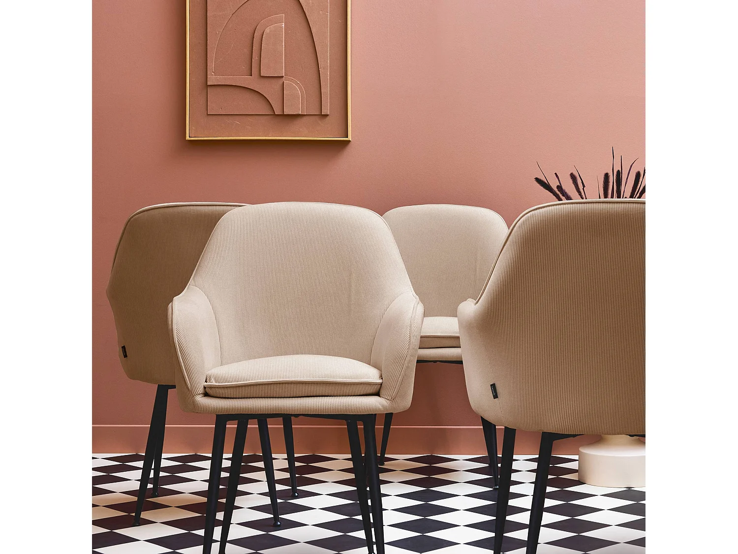 Lot de 4 fauteuils en velours côtelé beige et pieds en métal noir mat. L 57 x P 59 x H 84.5cm