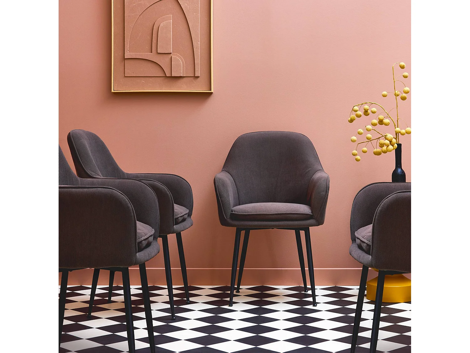 Lot de 4 fauteuils en velours côtelé gris foncé et pieds en métal noir mat. L 57 x P 59 x H 84.5cm