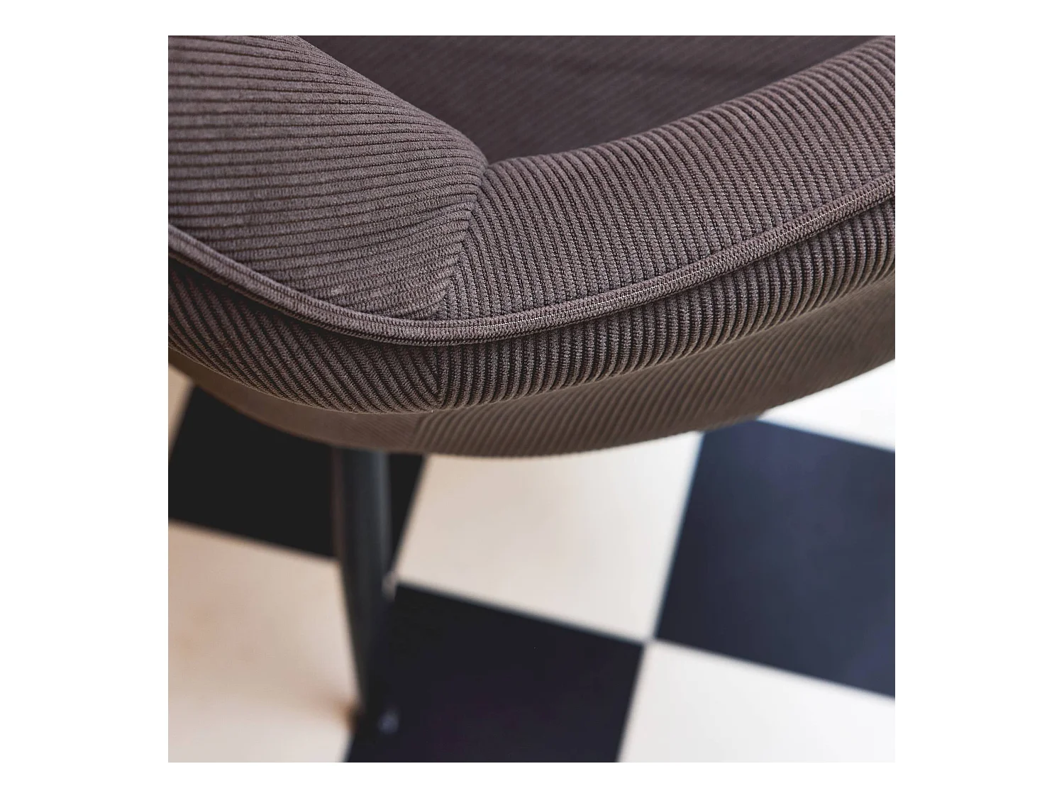 Lot de 4 fauteuils en velours côtelé gris foncé et pieds en métal noir mat. L 57 x P 59 x H 84.5cm