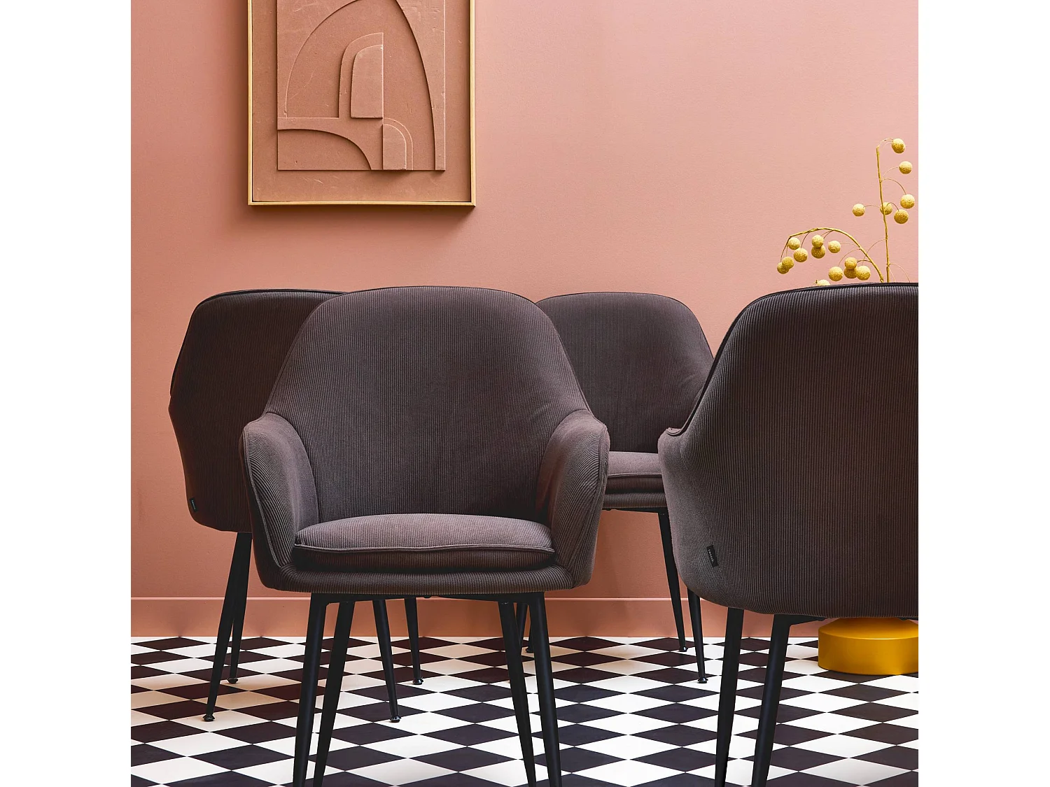 Lot de 4 fauteuils en velours côtelé gris foncé et pieds en métal noir mat. L 57 x P 59 x H 84.5cm