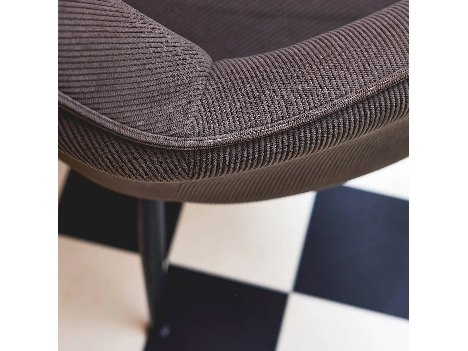 Lot de 4 fauteuils en velours côtelé gris foncé et pieds en métal noir mat. L 57 x P 59 x H 84.5cm