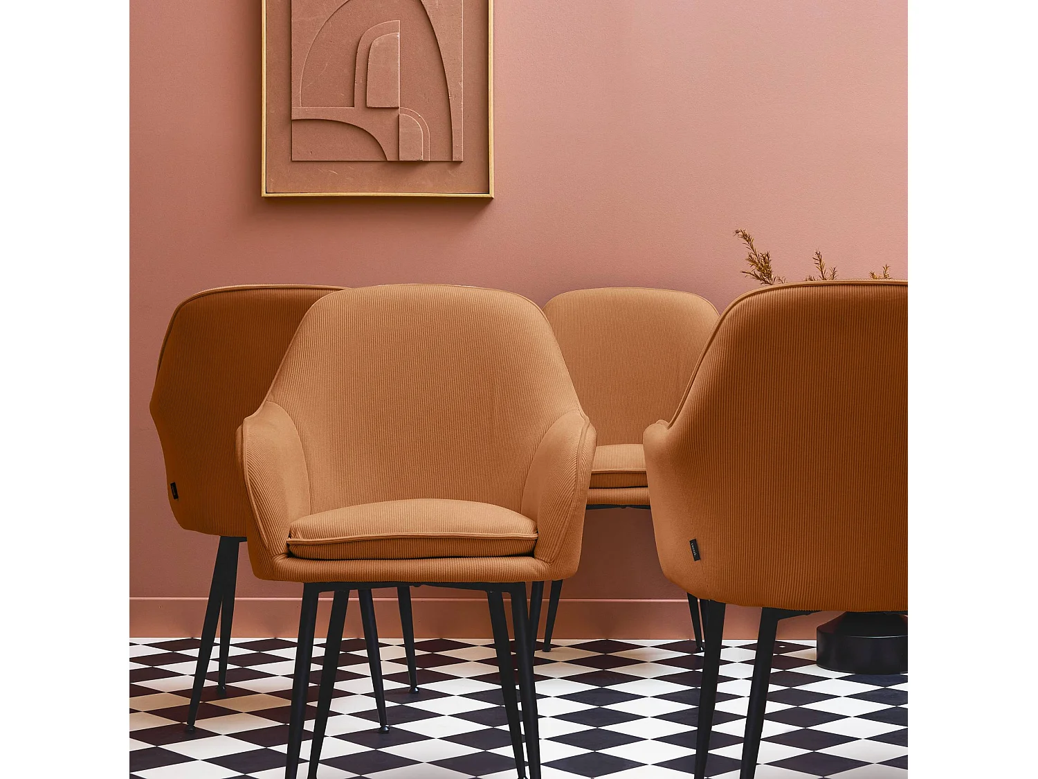 Sillón de terciopelo de canalé y patas de metal negro, set de 4 camel