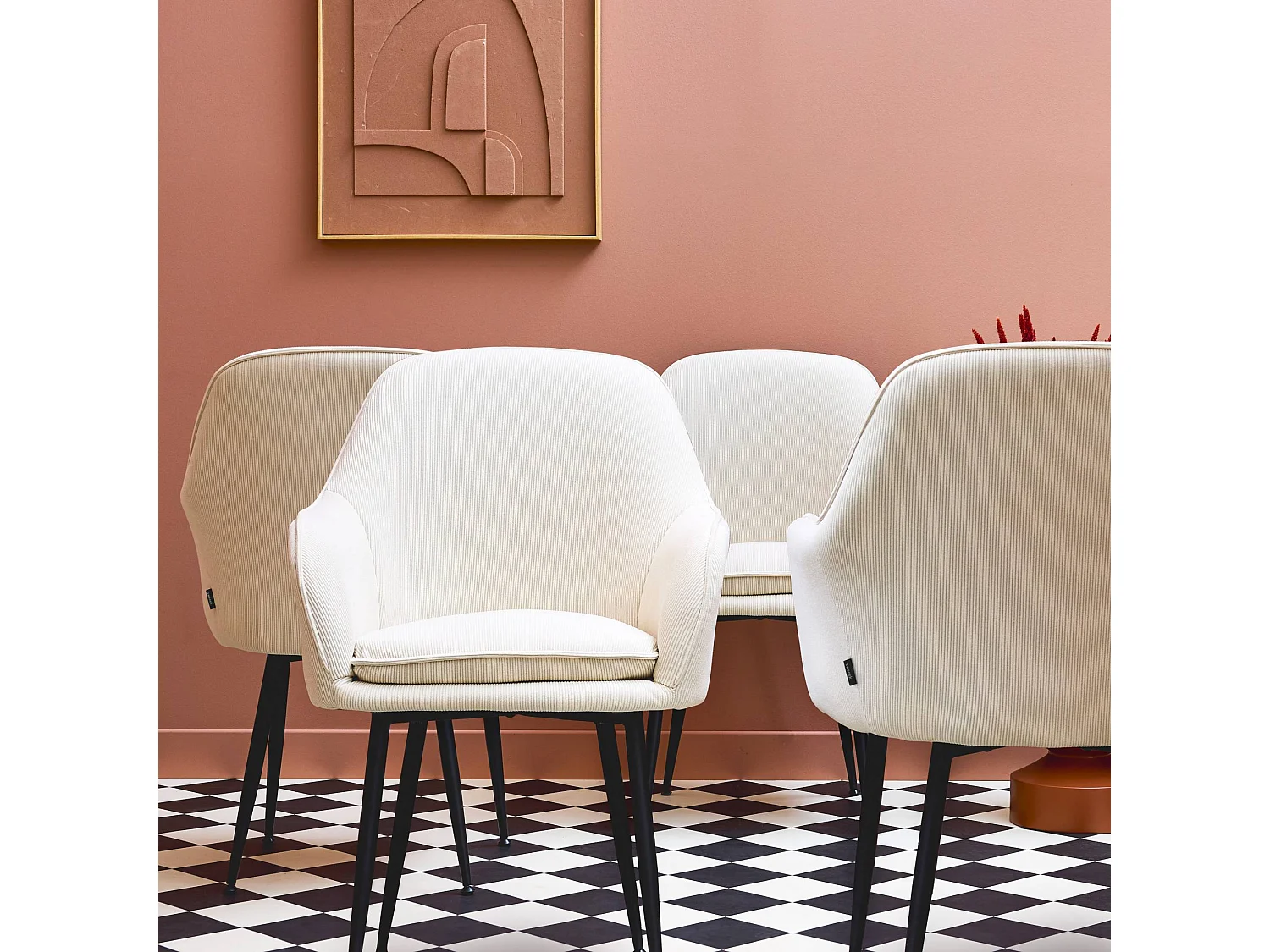 Lot de 4 fauteuils en velours côtelé blanc cassé et pieds en métal noir mat. L 57 x P 59 x H 84.5cm