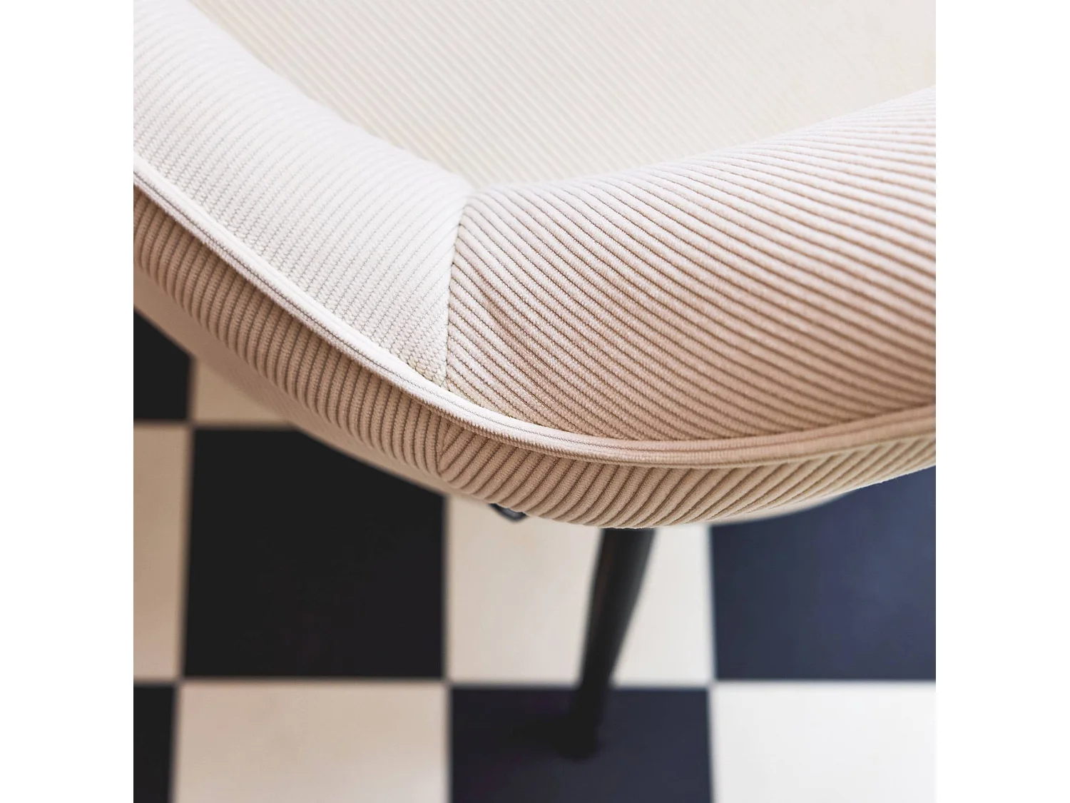 Lot de 4 fauteuils en velours côtelé blanc cassé et pieds en métal noir mat. L 57 x P 59 x H 84.5cm