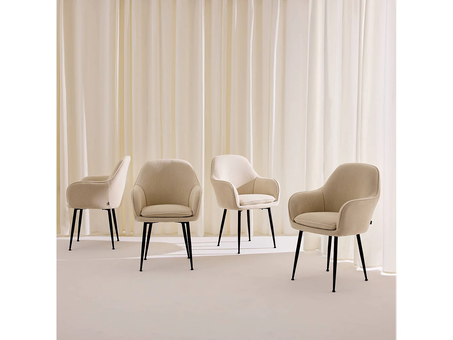 Set 4 poltrone in velluto a coste con gambe in metallo, bianco sporco