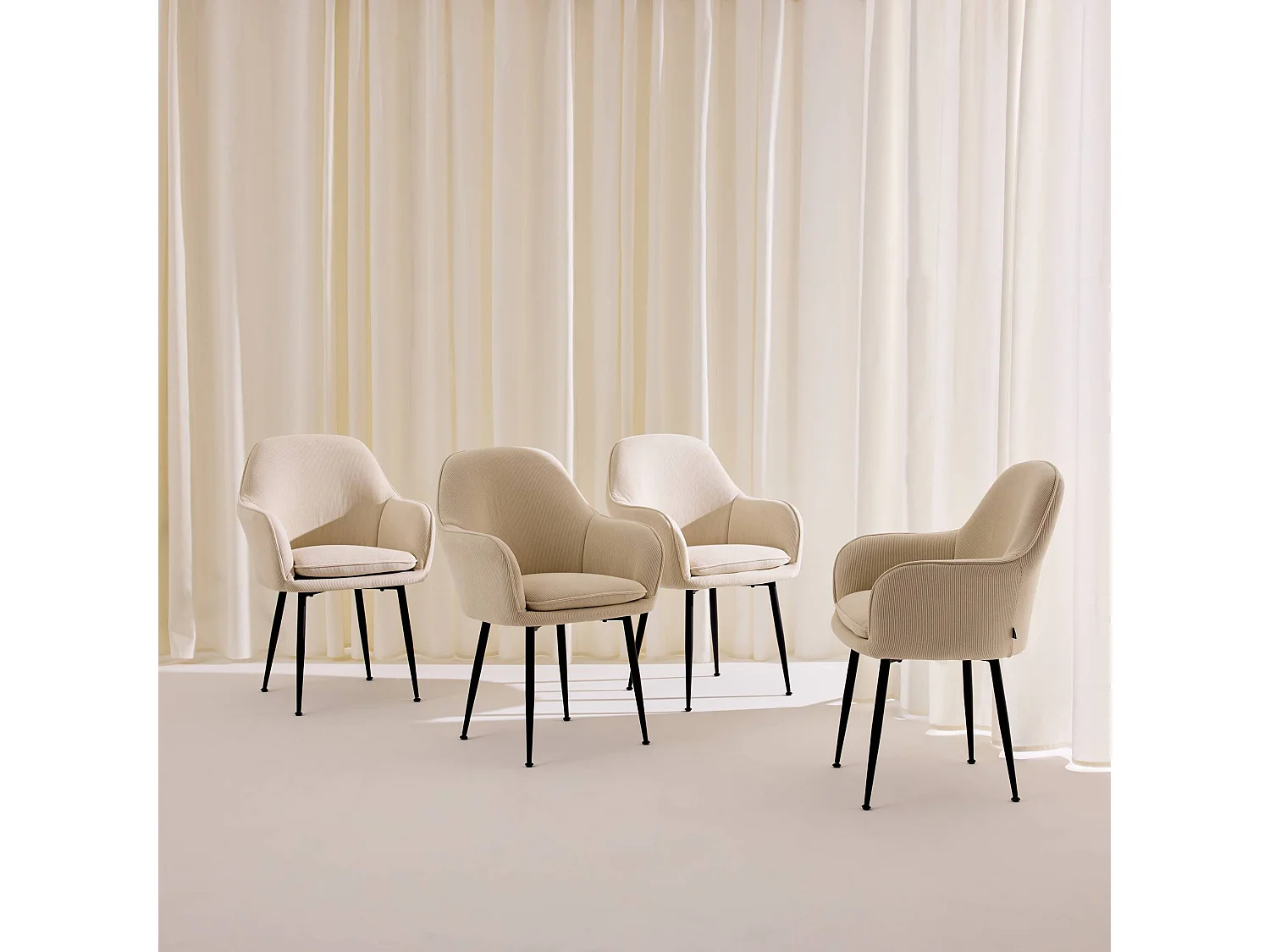 Set 4 poltrone in velluto a coste con gambe in metallo, bianco sporco