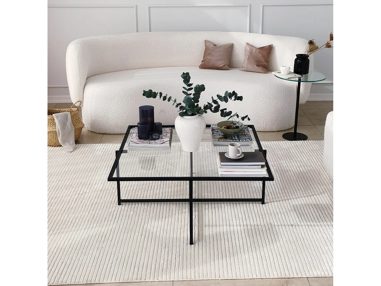 Mesa baja de diseño negra de vidrio LIMP