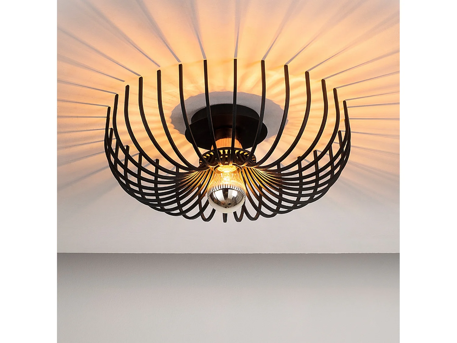 Zwarte metalen hanglamp LINDA - Moderne Chique Stijl