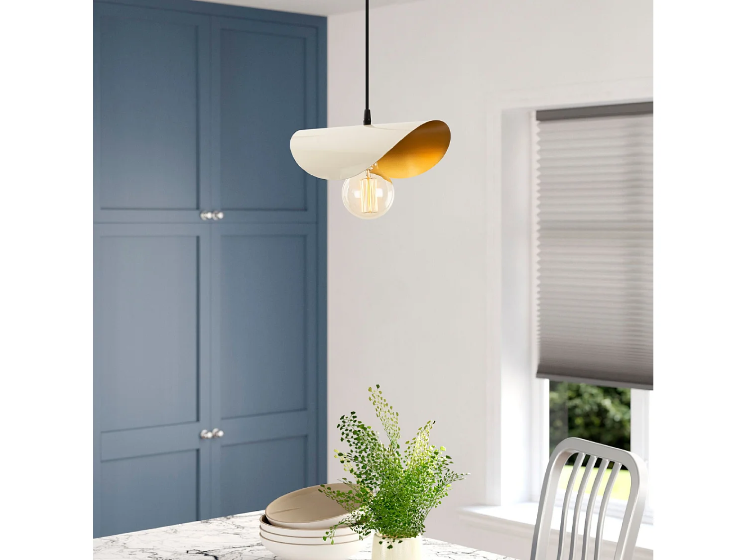 Lámpara colgante blanca y dorada de metal SALOME - Diseño aéreo para un ambiente acogedor y sofisticado