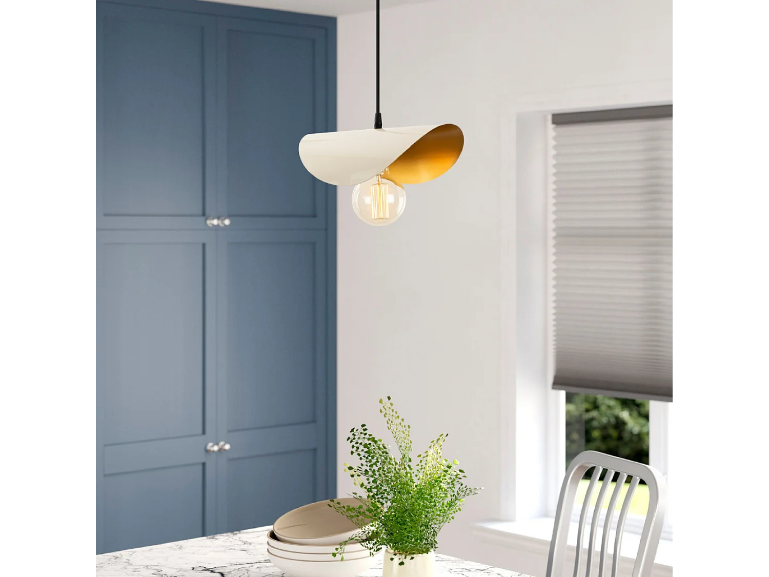 Lámpara colgante blanca y dorada de metal SALOME - Diseño aéreo para un ambiente acogedor y sofisticado