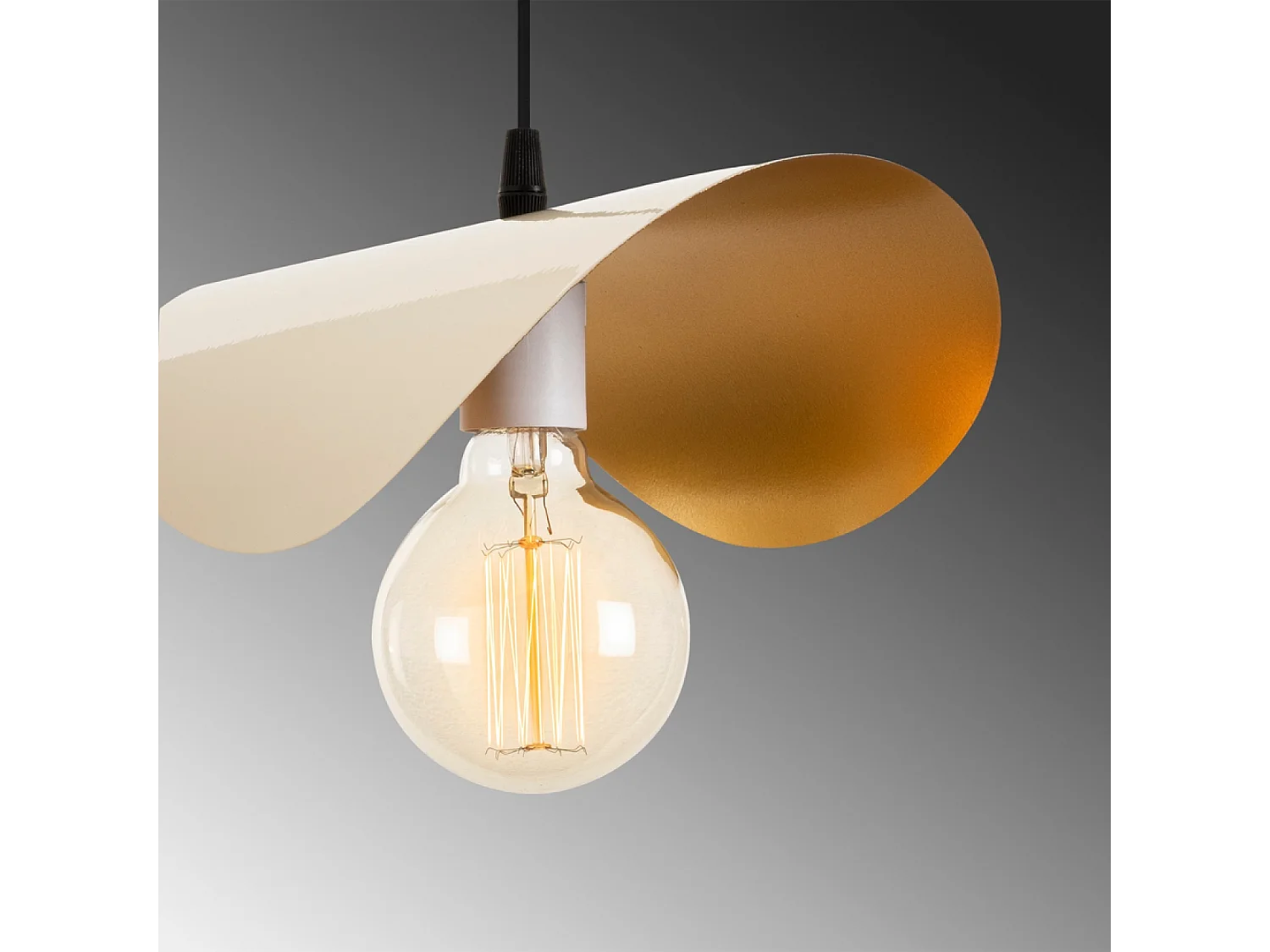 Lámpara colgante blanca y dorada de metal SALOME - Diseño aéreo para un ambiente acogedor y sofisticado