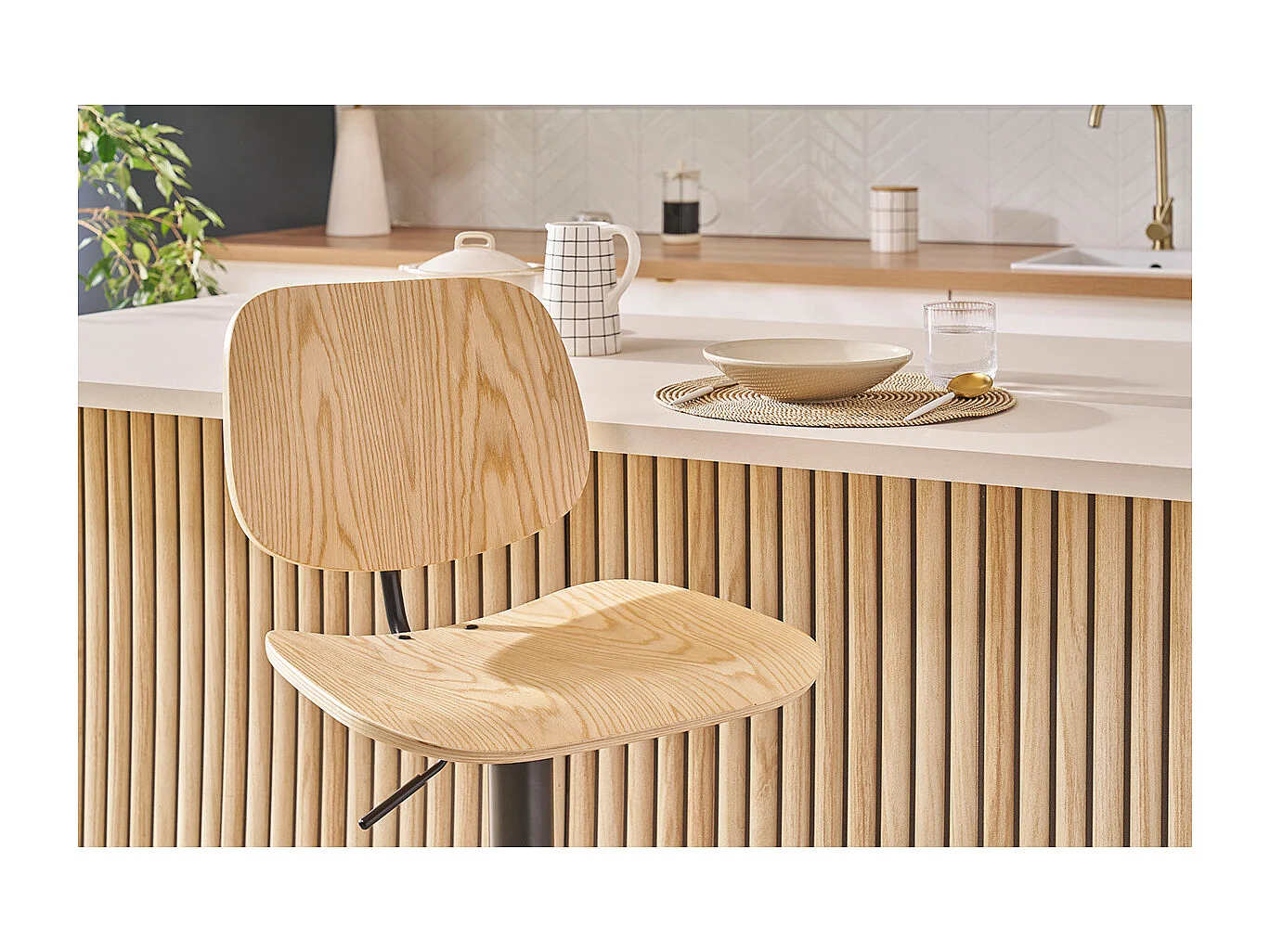 Tabouret de bar relevable bois clair et métal noir TOBIAS