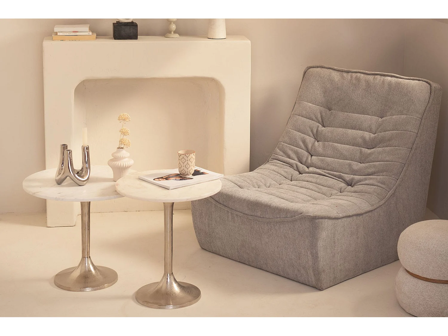 Bout de canapé tulipe en métal argenté et marbre blanc D55 - PLAKA