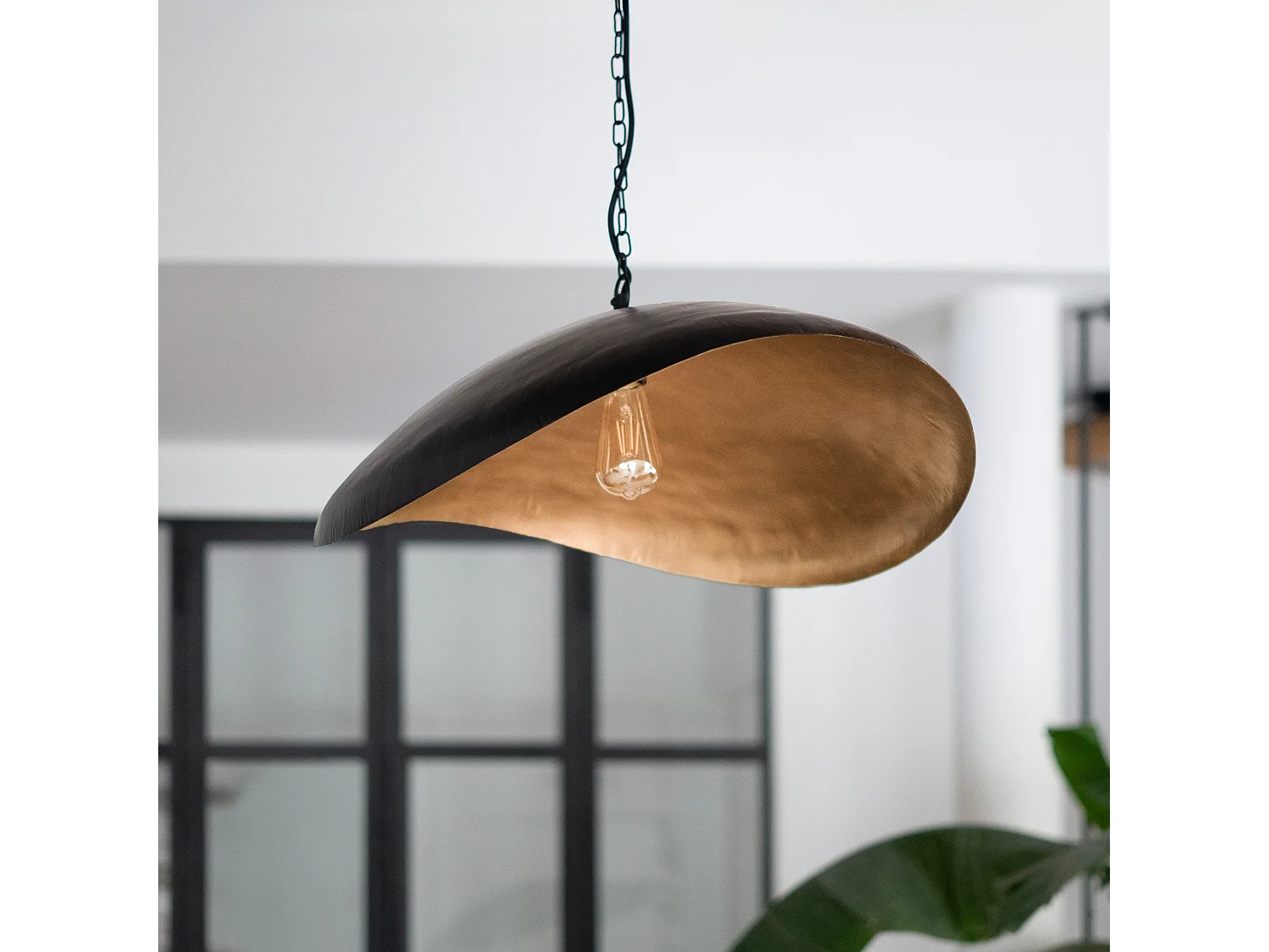 Suspension en métal noir et doré 74 cm - Pacha