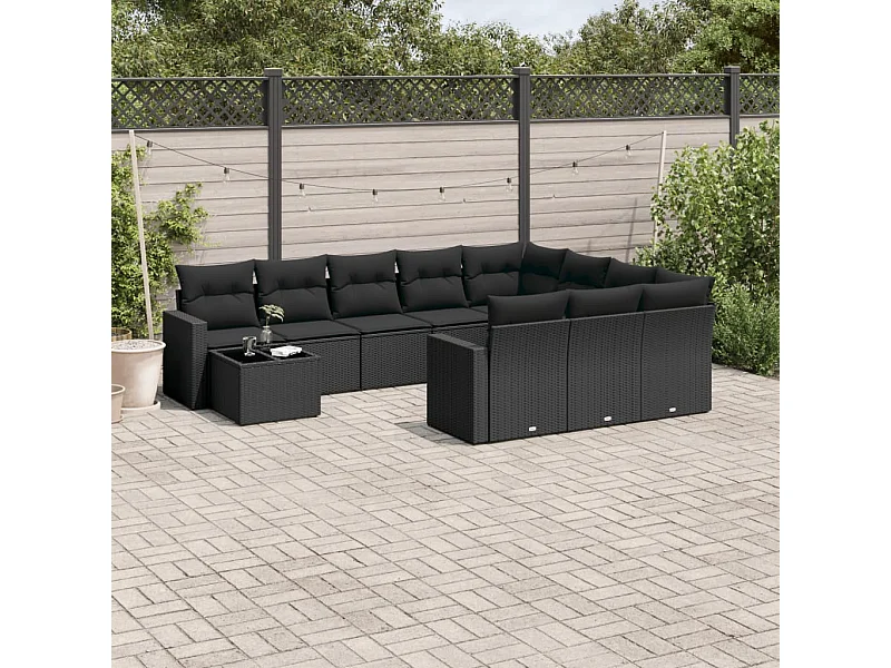 11 muebles de jardín con cojines de resina tejida en negro.
