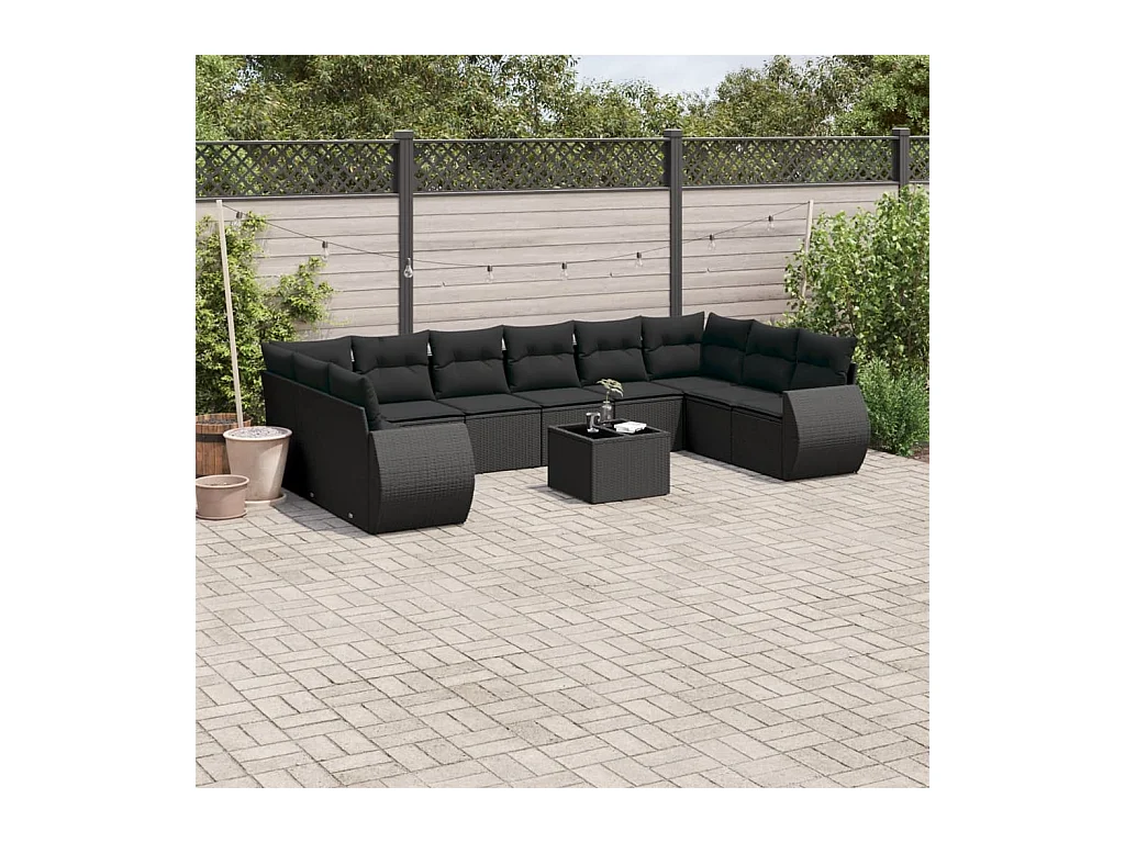 11 muebles de jardín con cojines de resina tejida en negro.