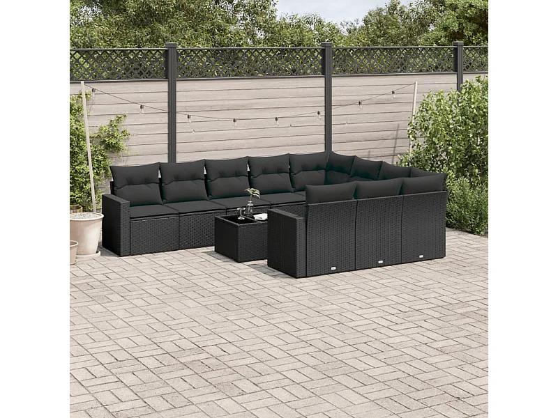 11 muebles de jardín con cojines de resina tejida en negro.