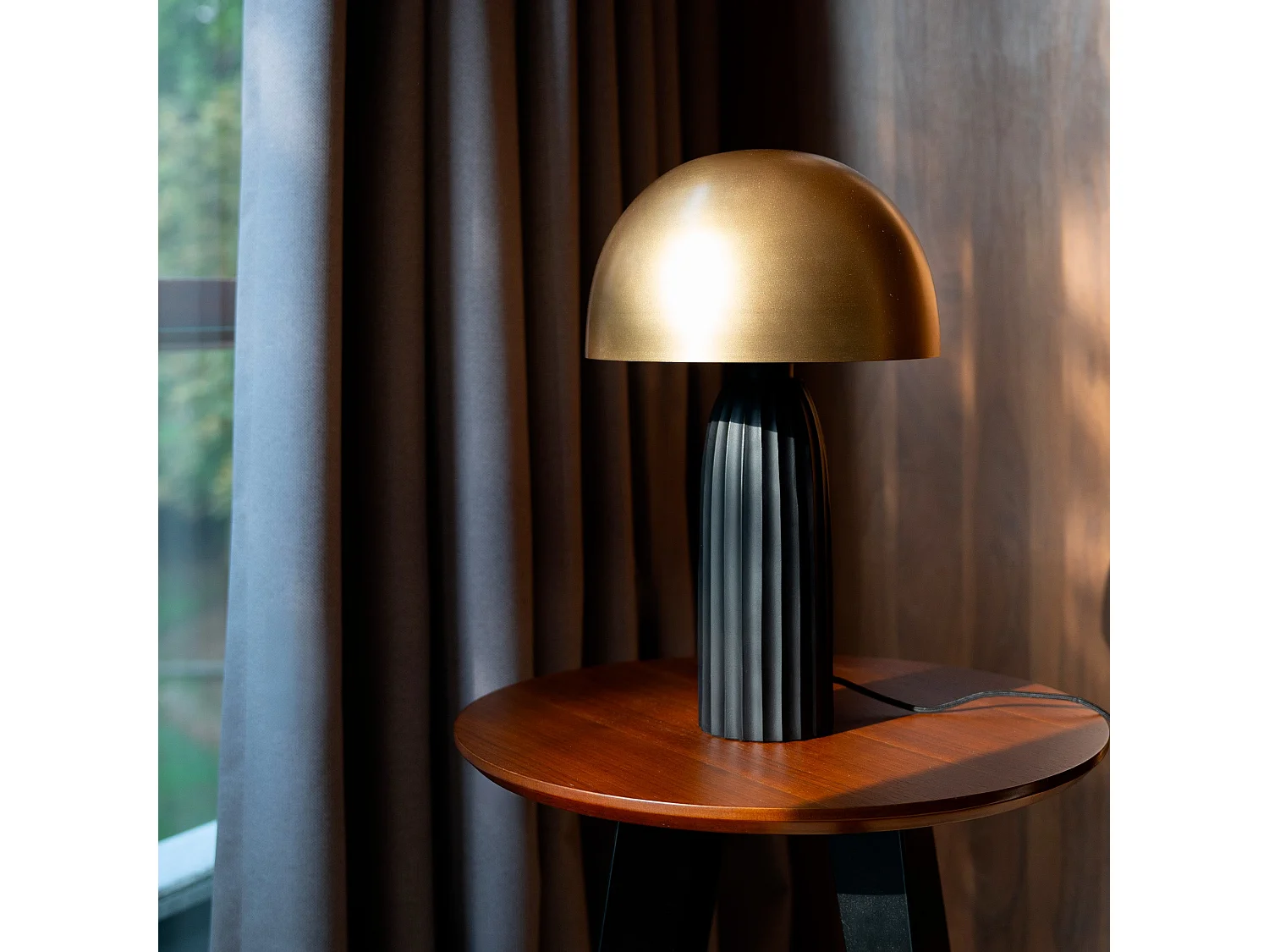 Lampada da tavolo in metallo nero e dorato - Joy