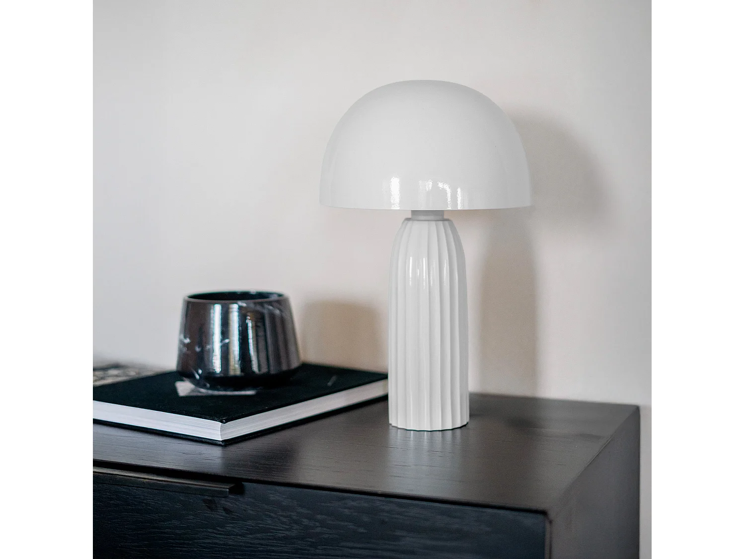 Lampada da tavolo in metallo bianco con finitura lucida - Joy