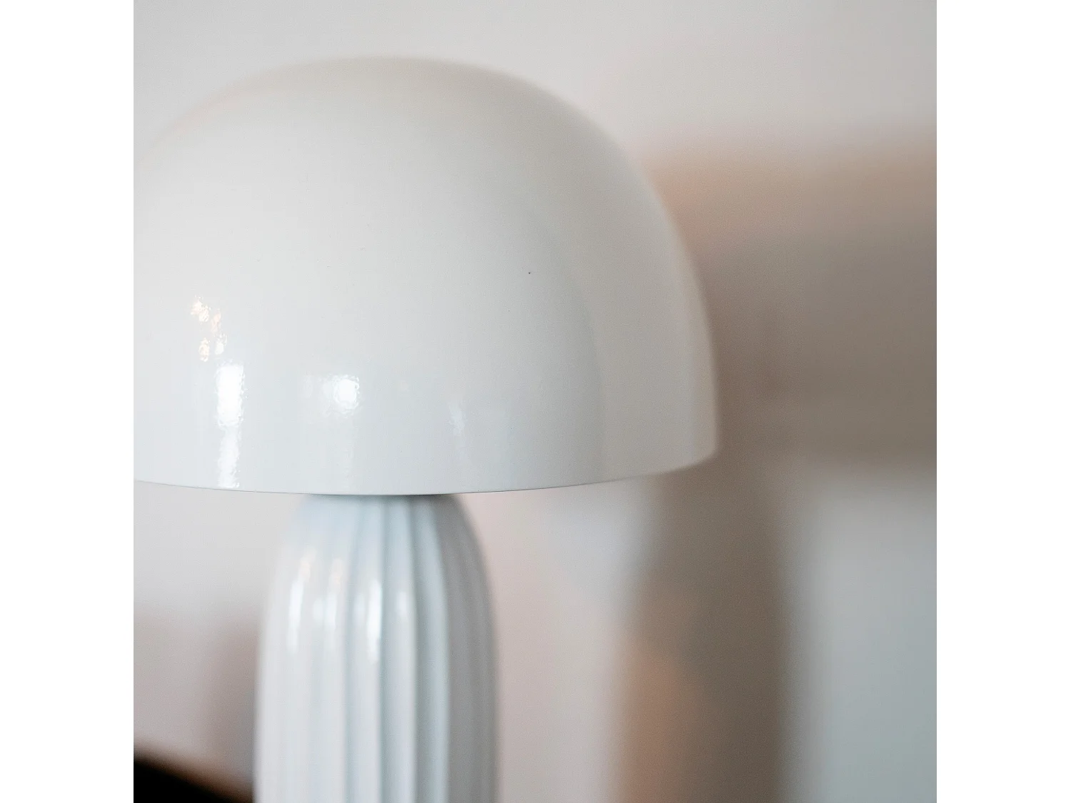 Lampada da tavolo in metallo bianco con finitura lucida - Joy