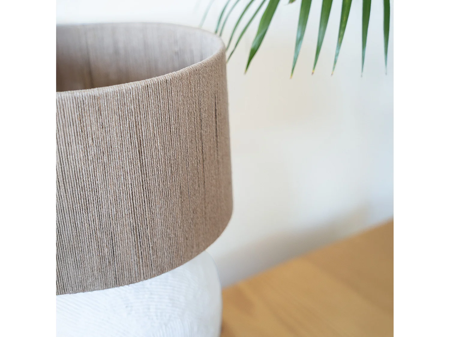 Lampe à poser en jute et papier blanc - Nina