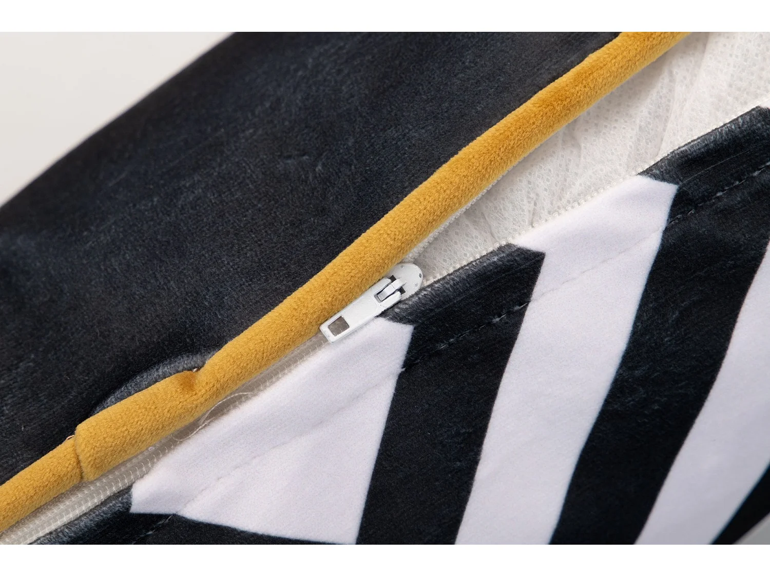 Cojin Velvet Gavalieri Gemetrico Negro Blanco 45x13x30 Cm