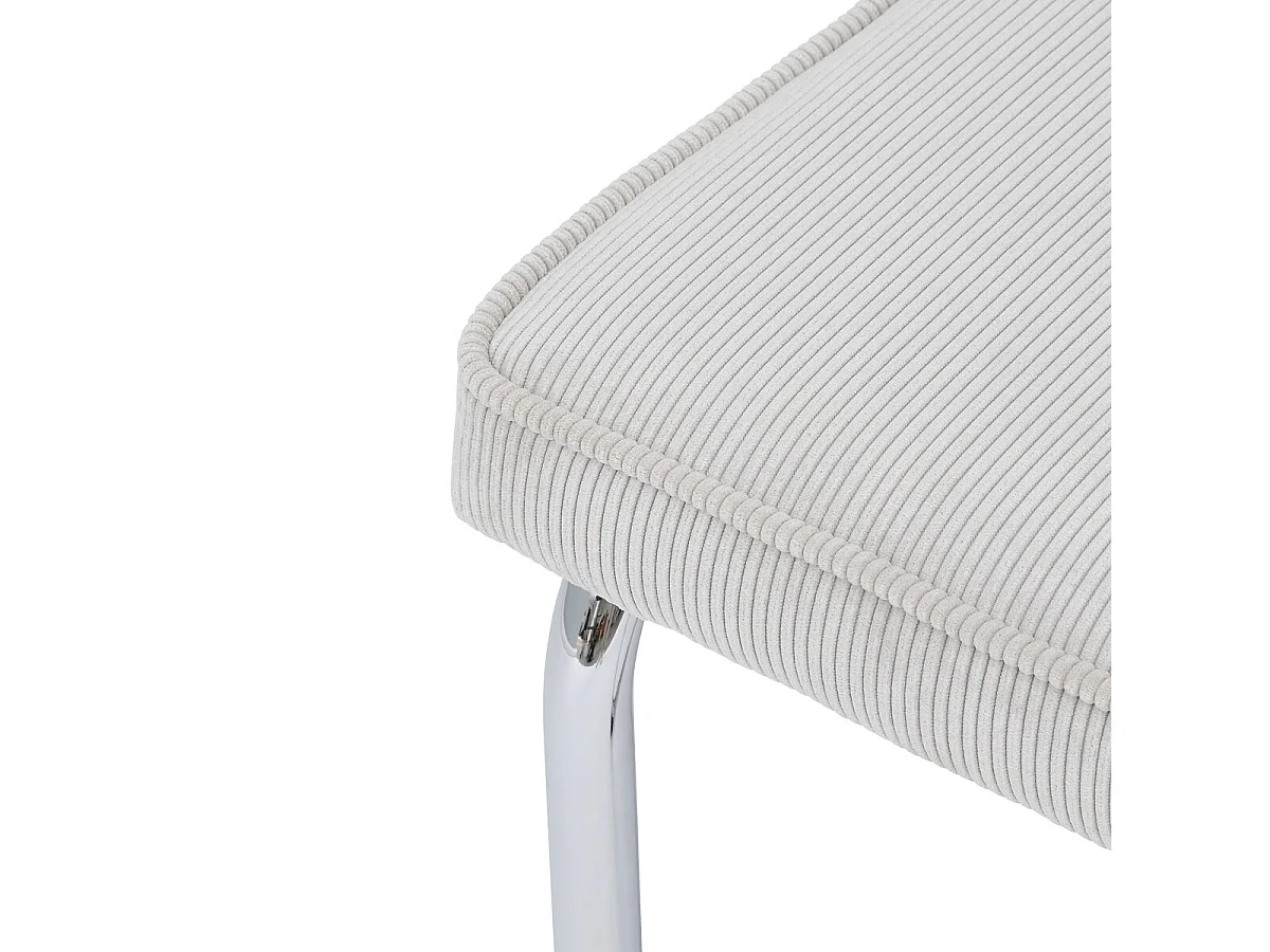 Lot de 2 chaises en velours coloris gris perle et pieds coloris chromé noir - Longueur 49 x Profondeur 57 x Hauteur 83 cm