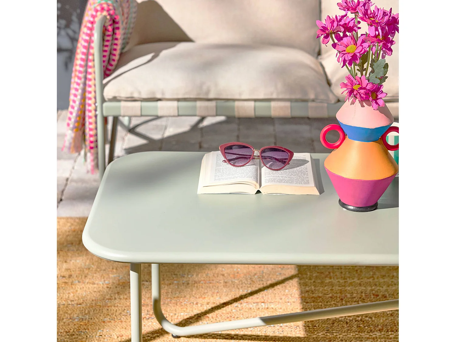 Salon de jardin 4 places avec table en métal. avec des sangles. savane