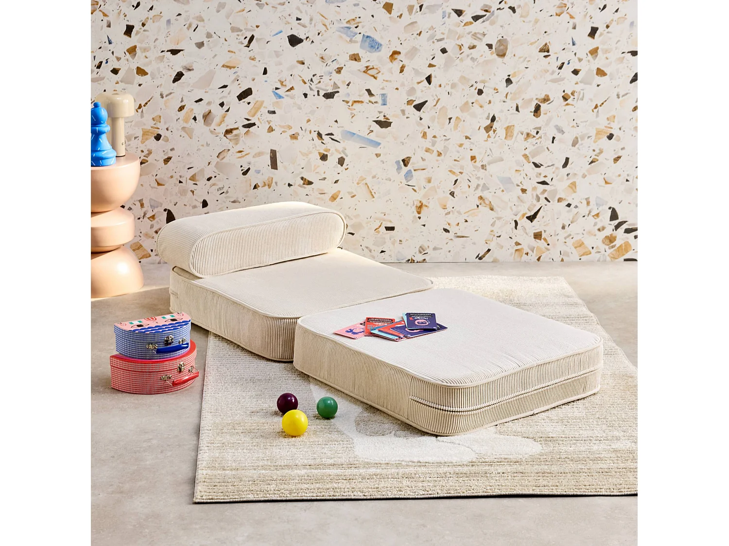 Fauteuil enfant en velours côtelé dépliable. couleur crème. L 66 x P 62 x H 43.5 cm