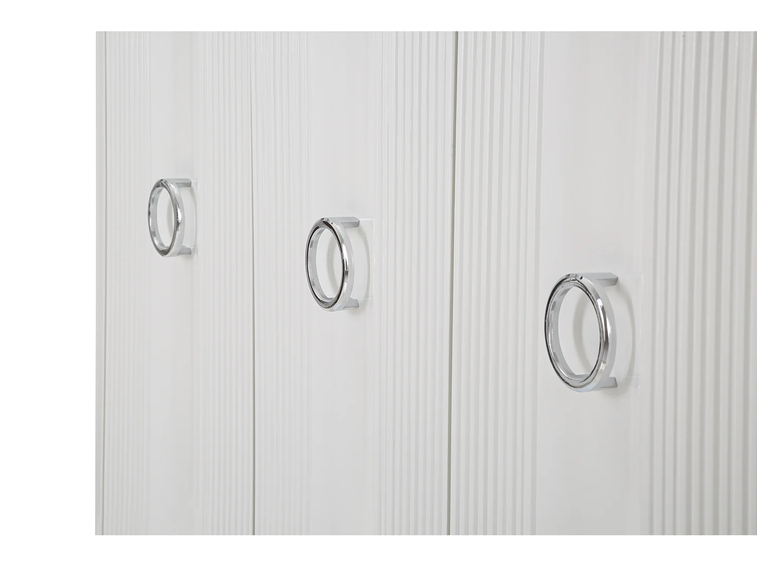 Armário branco em madeira de pinho com 3 portas 120x40x84 cm, design minimalista com puxadores de metal prateado