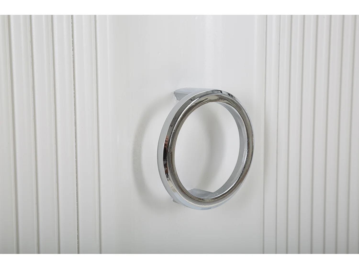Armário branco em madeira de pinho com 3 portas 120x40x84 cm, design minimalista com puxadores de metal prateado