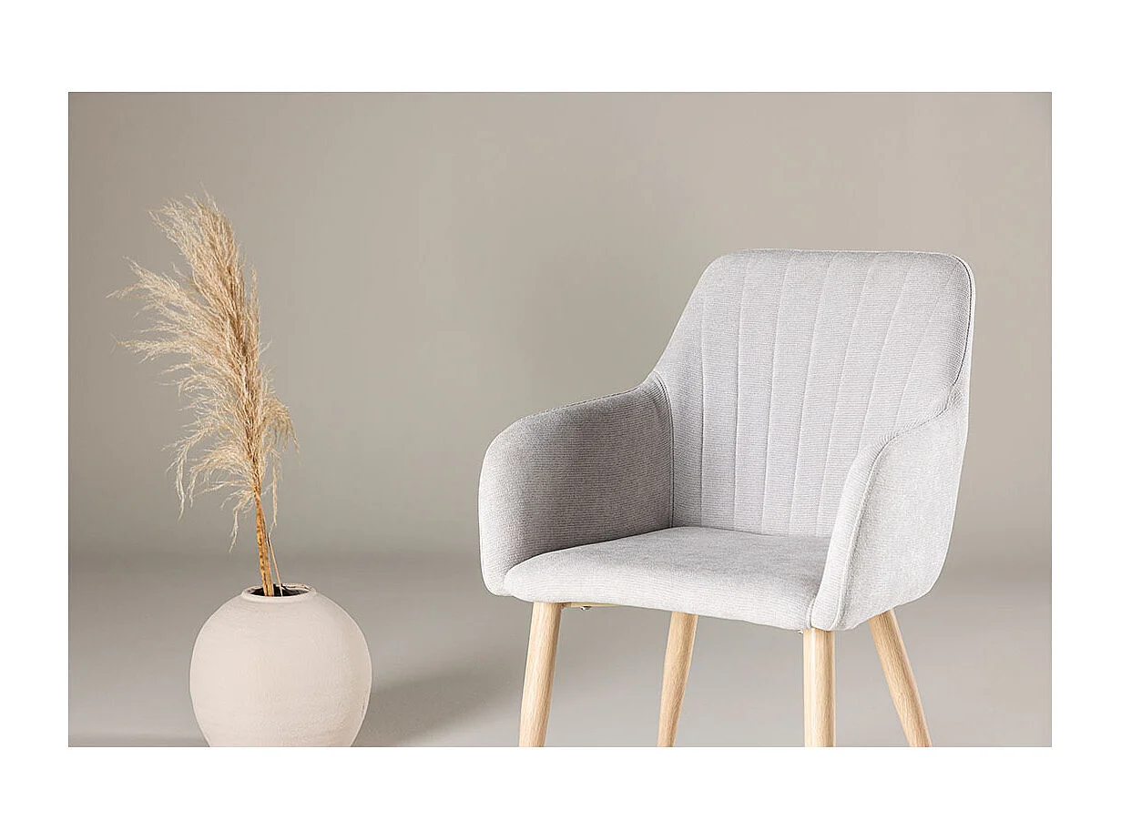 Comfort chaise de salle à manger avec accoudoirs gris clair.