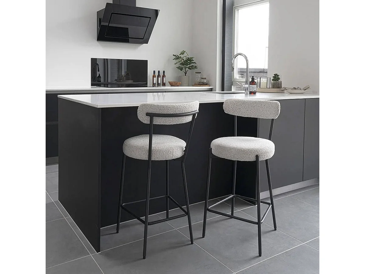 LOANA - Lot de 2 Chaises Hautes Tissu Bouclé Blanc Chiné Dossier et Pieds Métal Noir