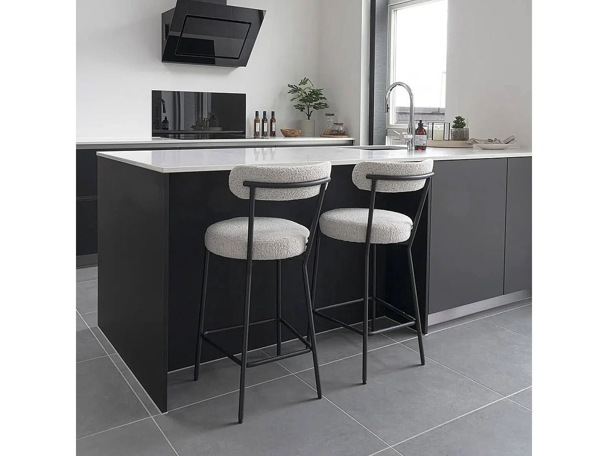 LOANA - Lot de 4 Chaises Hautes Tissu Bouclé Blanc Chiné Dossier et Pieds Métal Noir