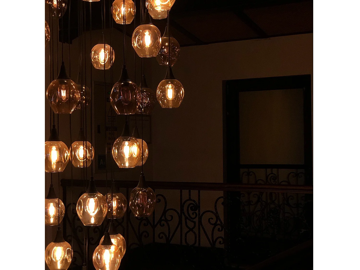 NETTLIFE Set van 4 LED - lampen met E27 - voet, warm wit, vintage, T45, 4W, 2700K, Edison - stijl, energiebesparende glazen lampen.