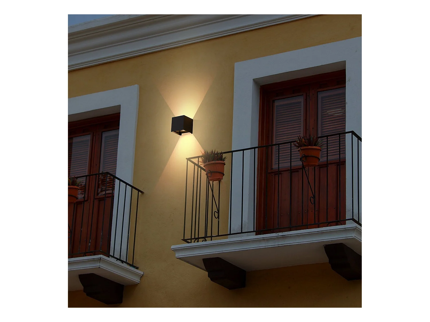 NETTLIFE Applique Murale Extérieure LED Noire, Up Down, IP65, 3000K, pour Cage d’Escalier