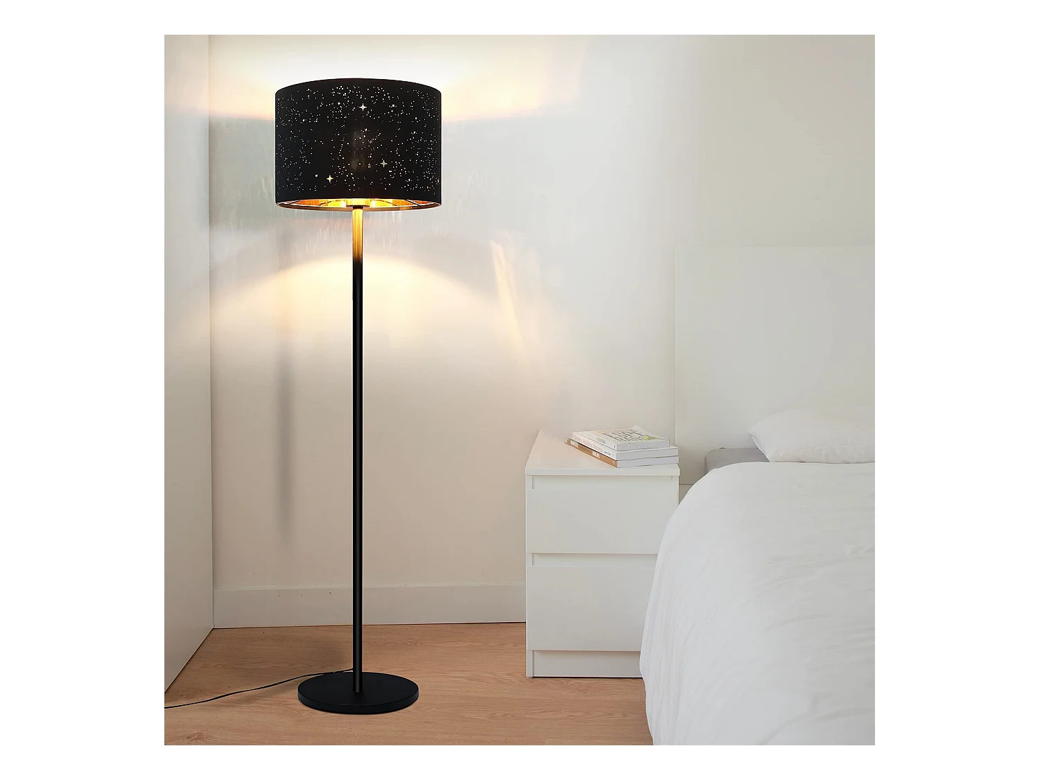 NETTLIFE Lampadaire Moderne Salon Lampadaire - Lampe sur pied en tissu avec douille E27 Max. 40W Noir Or Abat-jour Design Étoile 144cm Lampe sur pied