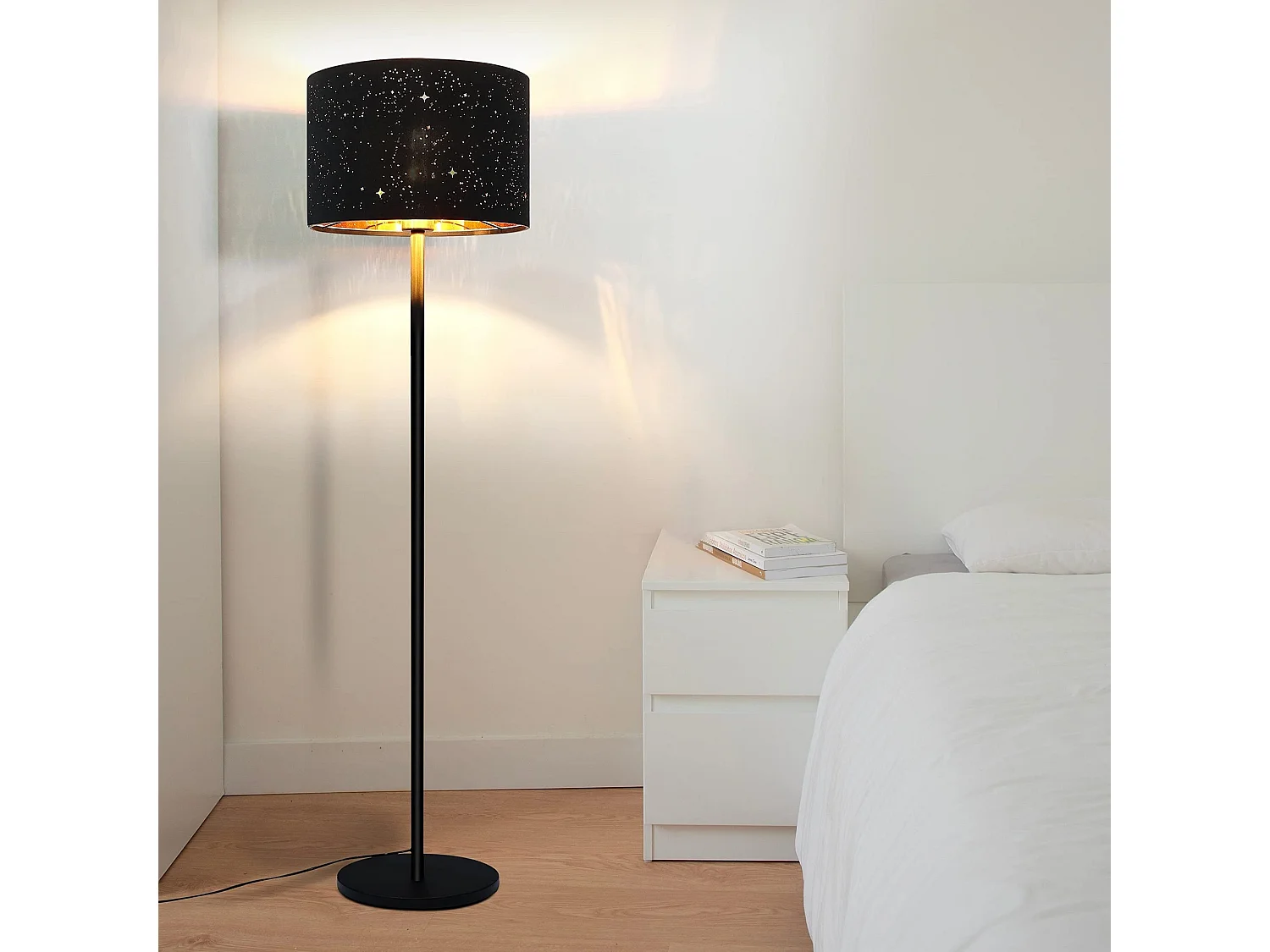 NETTLIFE Lampadaire Moderne Salon Lampadaire - Lampe sur pied en tissu avec douille E27 Max. 40W Noir Or Abat-jour Design Étoile 144cm Lampe sur pied