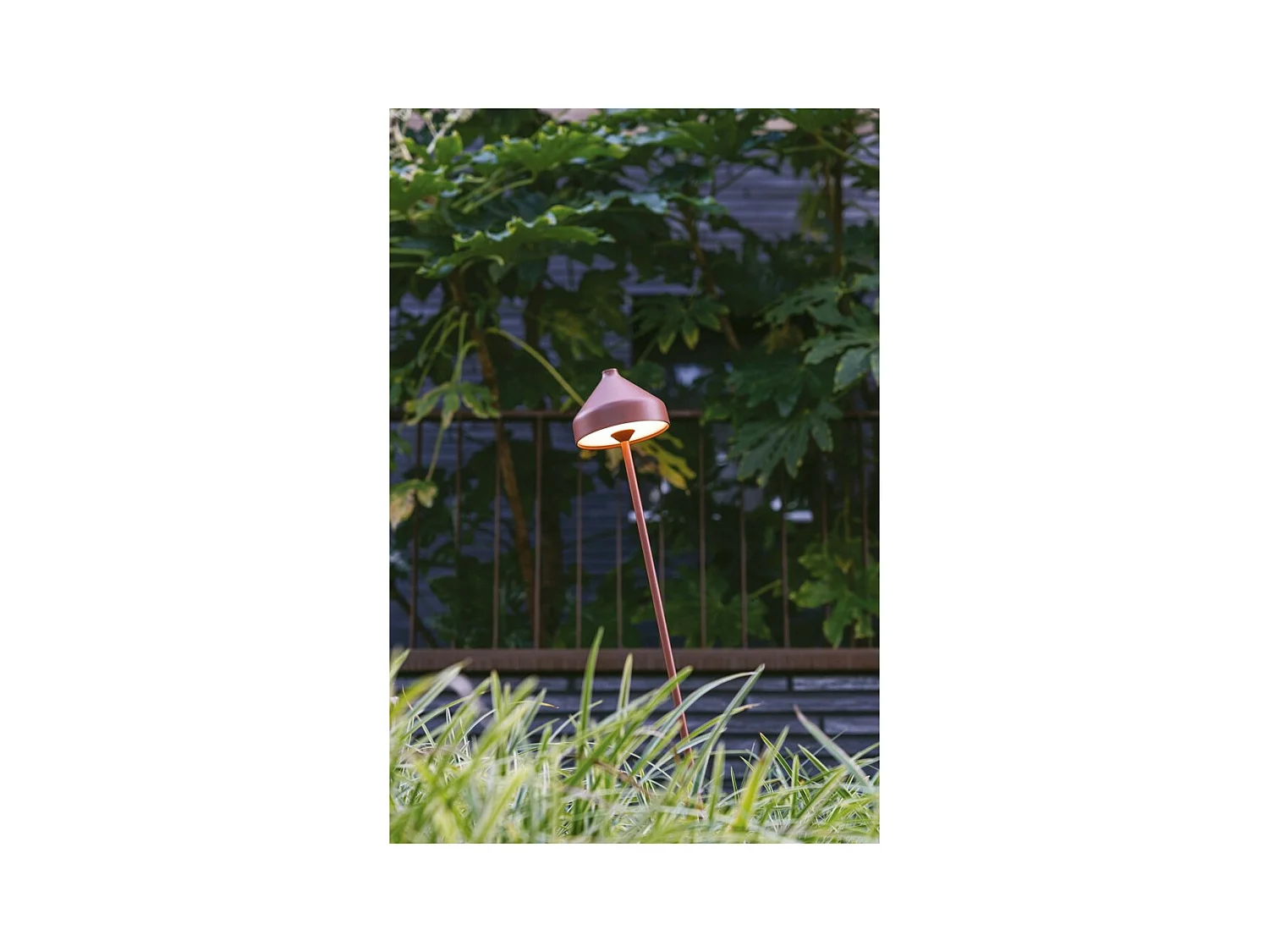 Lámpara LED AMELIE Azafrán con pincho Negra recargable y regulable