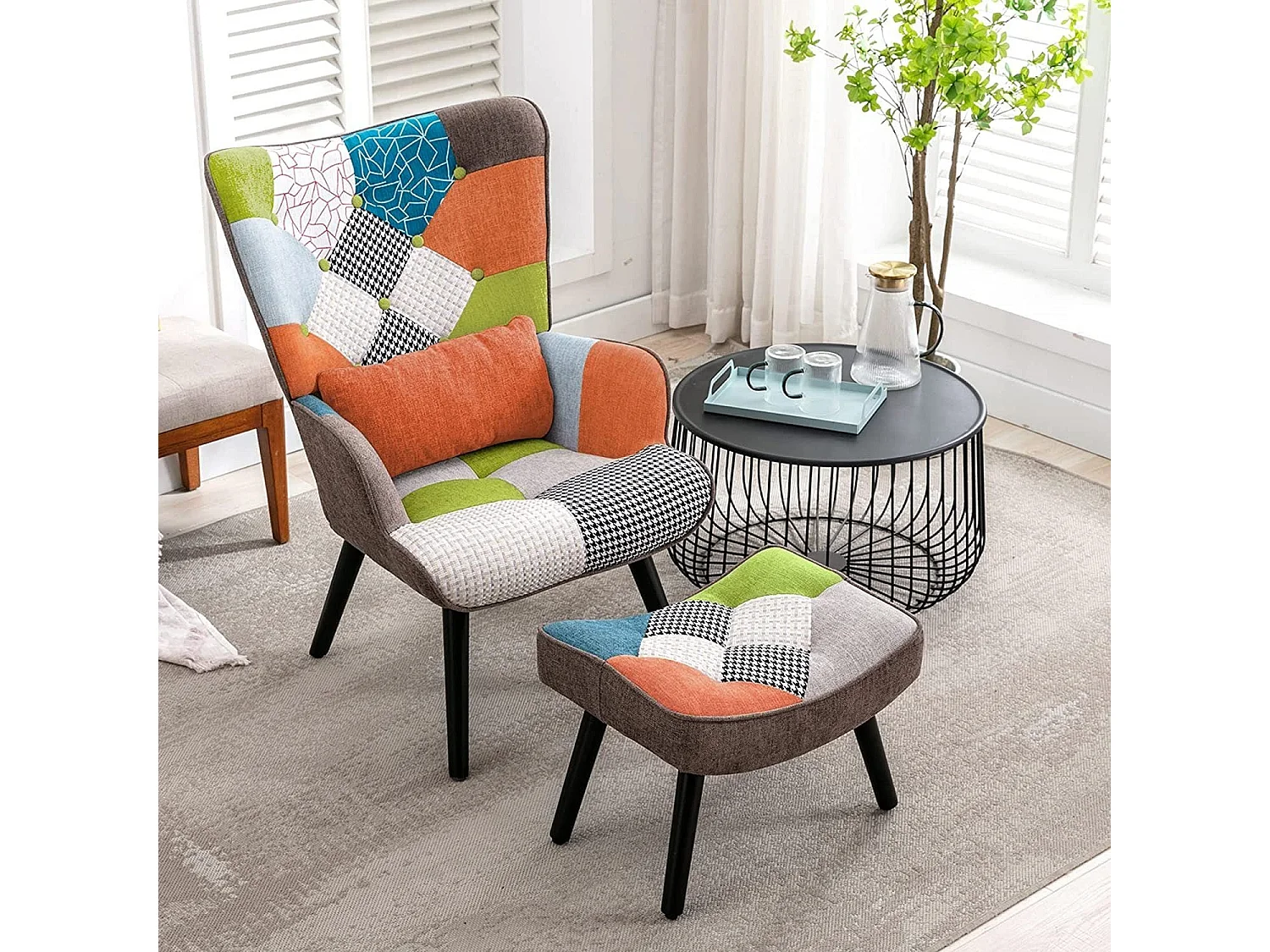 Patchwork loungestoel met voetenbankje in veelkleurige linnen stof, Scandinavische fauteuil van massief hout met lendensteun, linnen