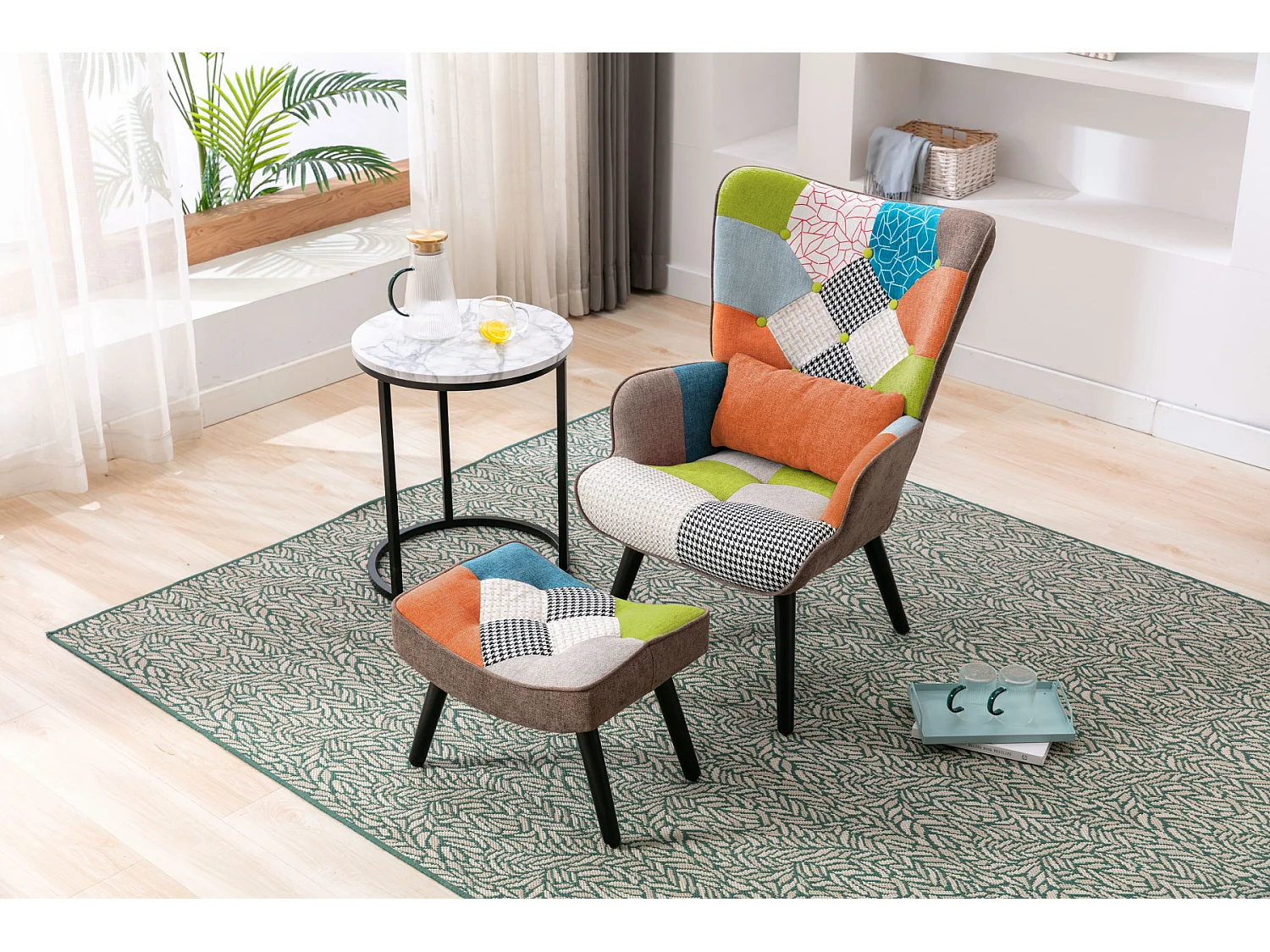 Patchwork loungestoel met voetenbankje in veelkleurige linnen stof, Scandinavische fauteuil van massief hout met lendensteun, linnen