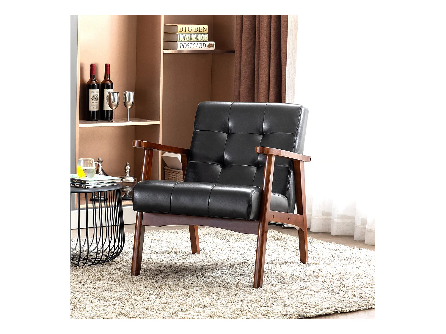 Middeleeuwse fauteuil, vintage stoel van imitatieleer met houten armleuningen, vintage stijl, hardhouten bekleding, zwart