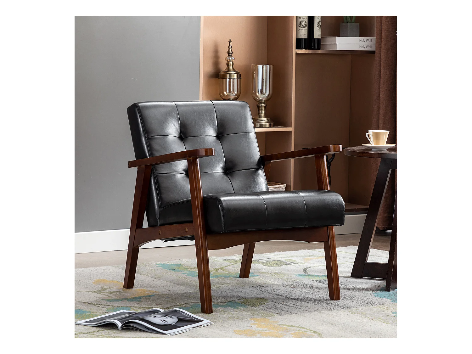 Middeleeuwse fauteuil, vintage stoel van imitatieleer met houten armleuningen, vintage stijl, hardhouten bekleding, zwart