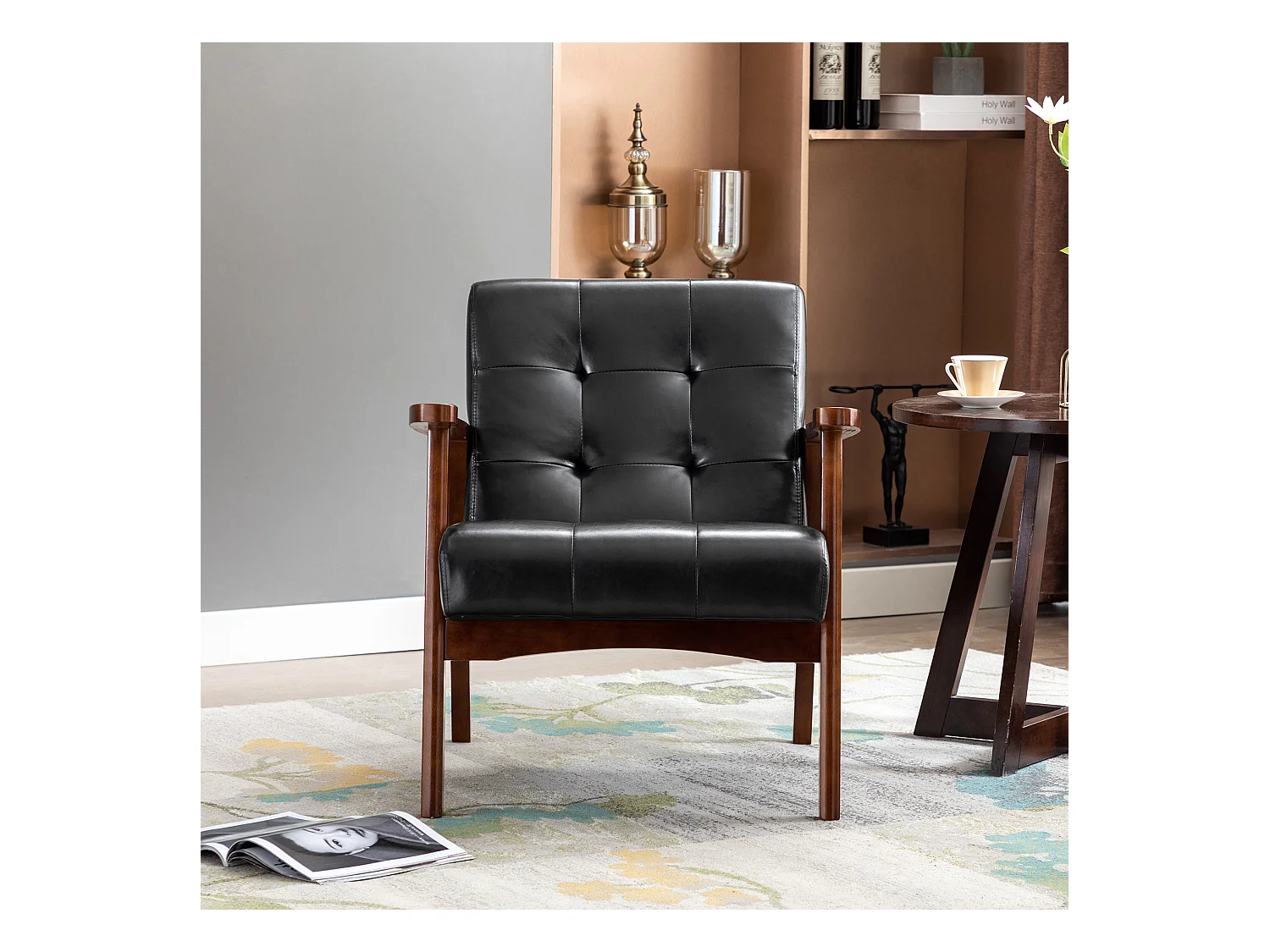 Middeleeuwse fauteuil, vintage stoel van imitatieleer met houten armleuningen, vintage stijl, hardhouten bekleding, zwart