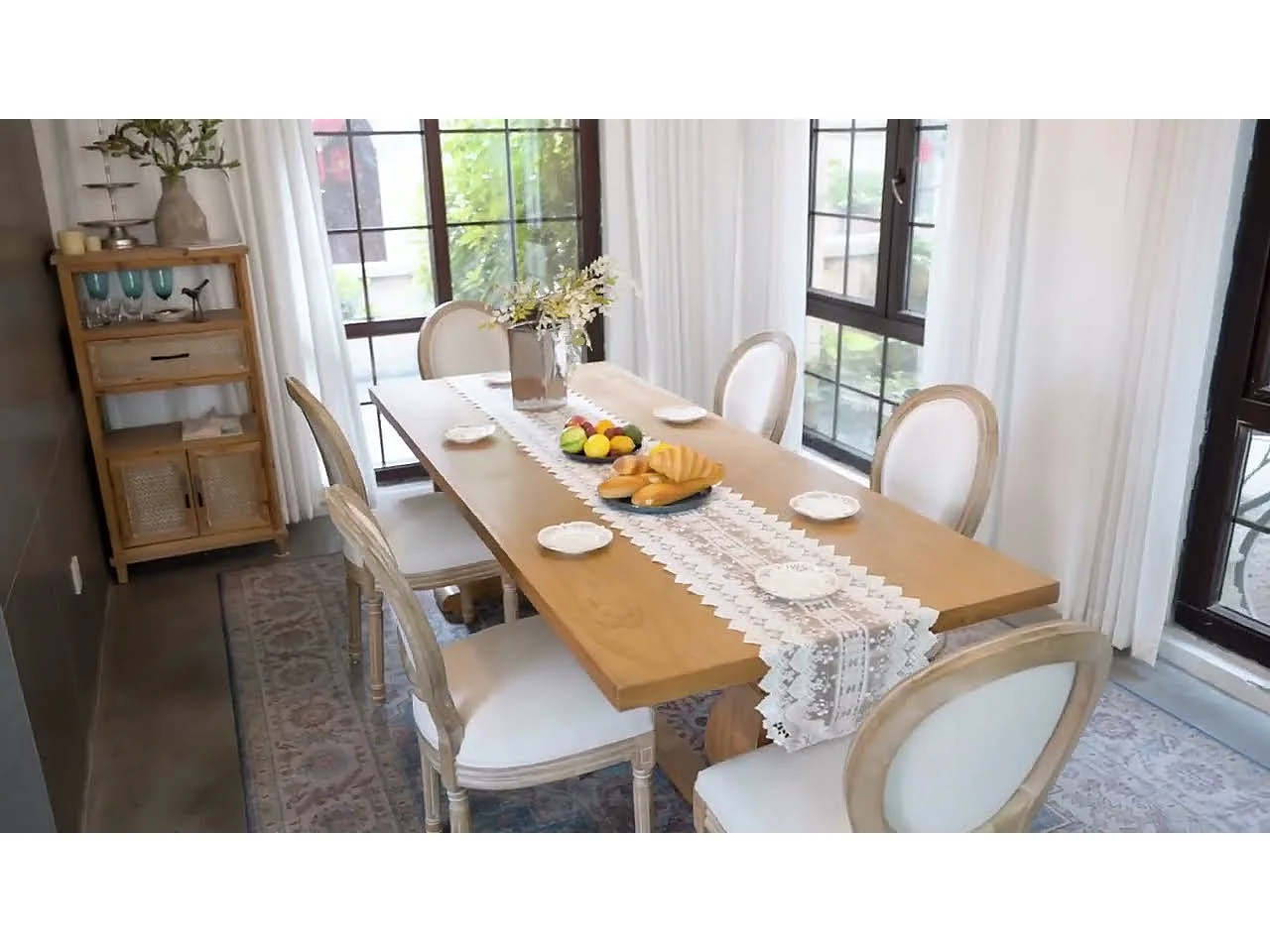 Lot de 2 chaises de salle à manger - Chaise médaillon style Louis XVI en bois massif sculpté et patiné - Tissu lin beige - Style rétro élégant