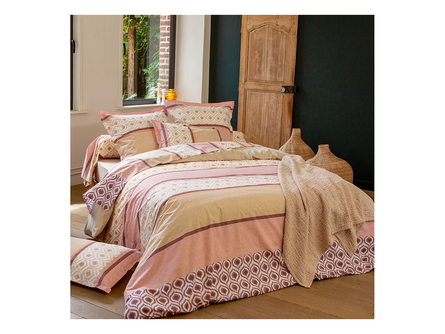 Parure de lit 3 pièces : housse 260x240 cm et taies 65x65 cm coton INOUK rose/beige