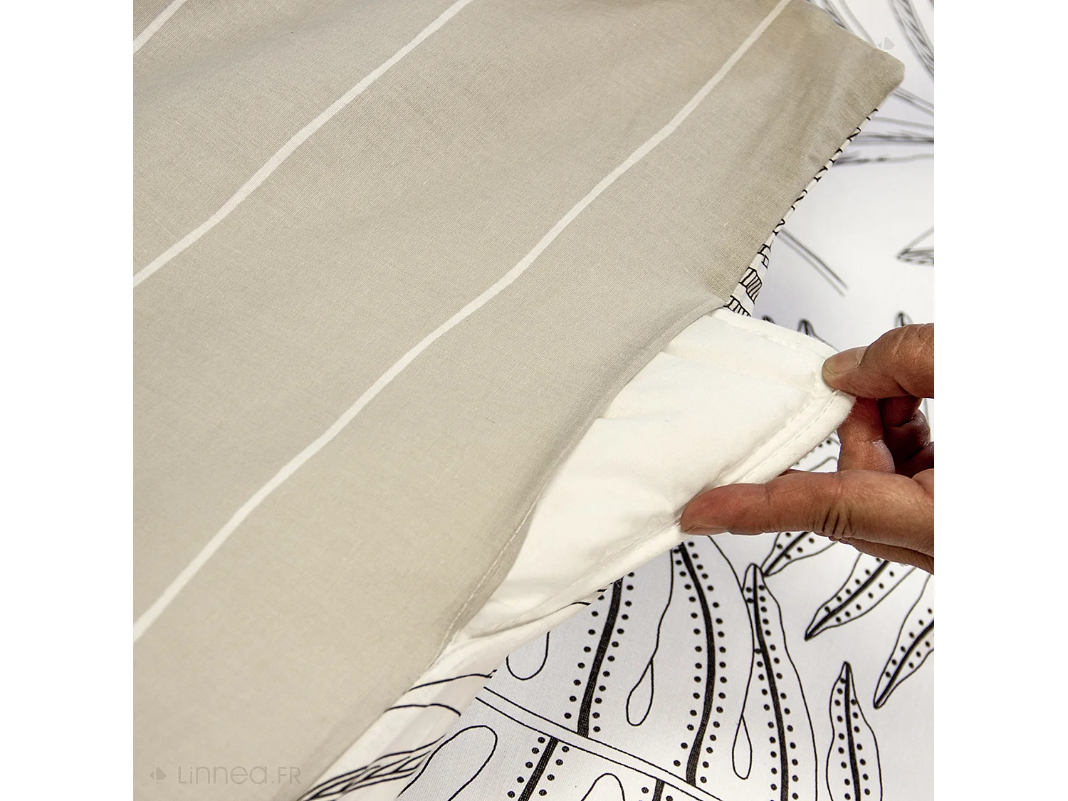 Parure de lit 240x220 cm pur coton ALIX motif végétation blanc et noir 3 pièces